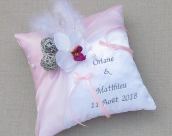 Coussin pour alliance rose poudré et gris argent, décor mariage thème orchidée, boule rotin, brodé, romantique, Saperlipopette Création