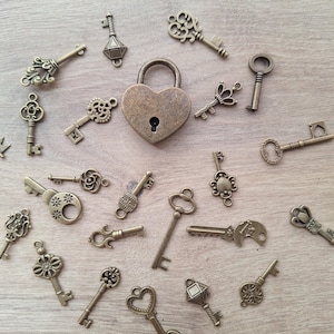 Lucchetto a forma di cuore con la sua chiave e 45 chiavi aggiuntive (che non aprono il lucchetto), gioco della lotteria nuziale