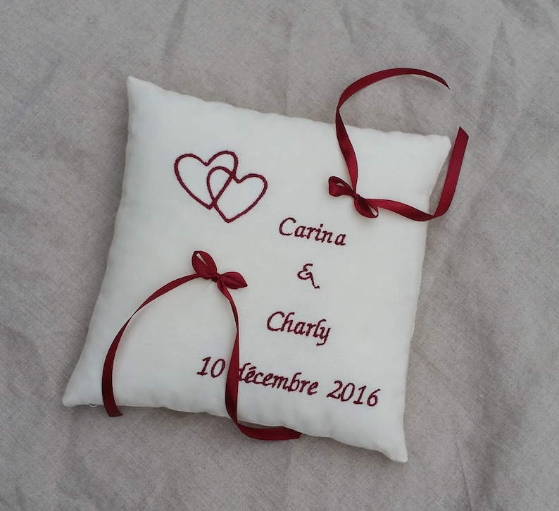 Embroidered white and grey wedding pillow hearts intertwined with your name embroidered Saperlipopette Creation