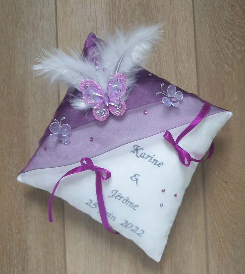 Coussin alliance personnalisé, décor mariage violet et blanc thème papillon, strass, perles, plumes, prénoms brodés image 2