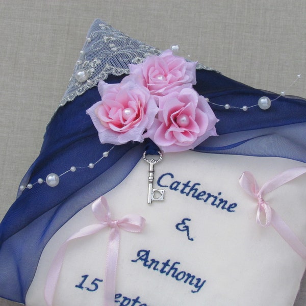 Coussin alliance mariage bleu marine, gris argent et rose personnalisé, Saperlipopette Création