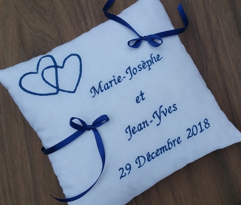 Embroidered white and grey wedding pillow hearts intertwined with your name embroidered Saperlipopette Creation