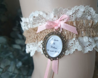 Jarretière thème bohème avec de la toile de jute de la dentelle et du rose poudré, jarretière mariage bohème chic