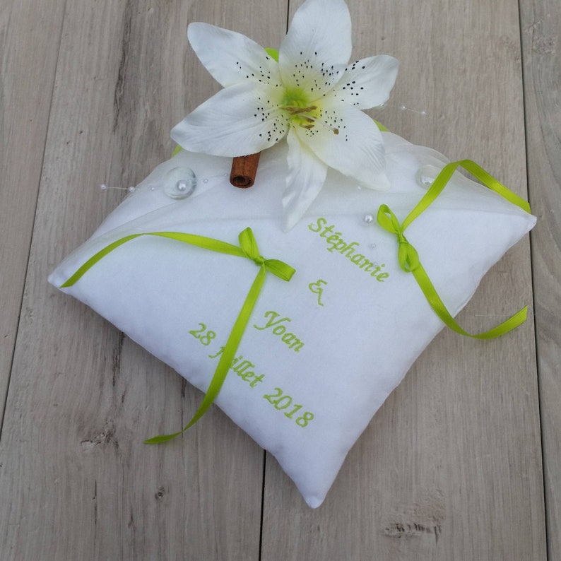 Anise green alliance cushion, lily theme wedding decor, exotic, personalized, embroidered first names, pearls, drop, Saperlipopette Creation image 1