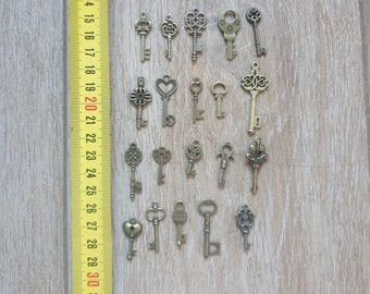 Set of 20 additional vintage keys (not opening the padlock) for the bouquet or garter game Saperlipopette Création