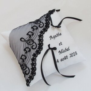 Porte alliance mariage noir et blanc coussin mariage dentelle thème musique coussin mariage brodé avec prénoms date Saperlipopette Création image 3