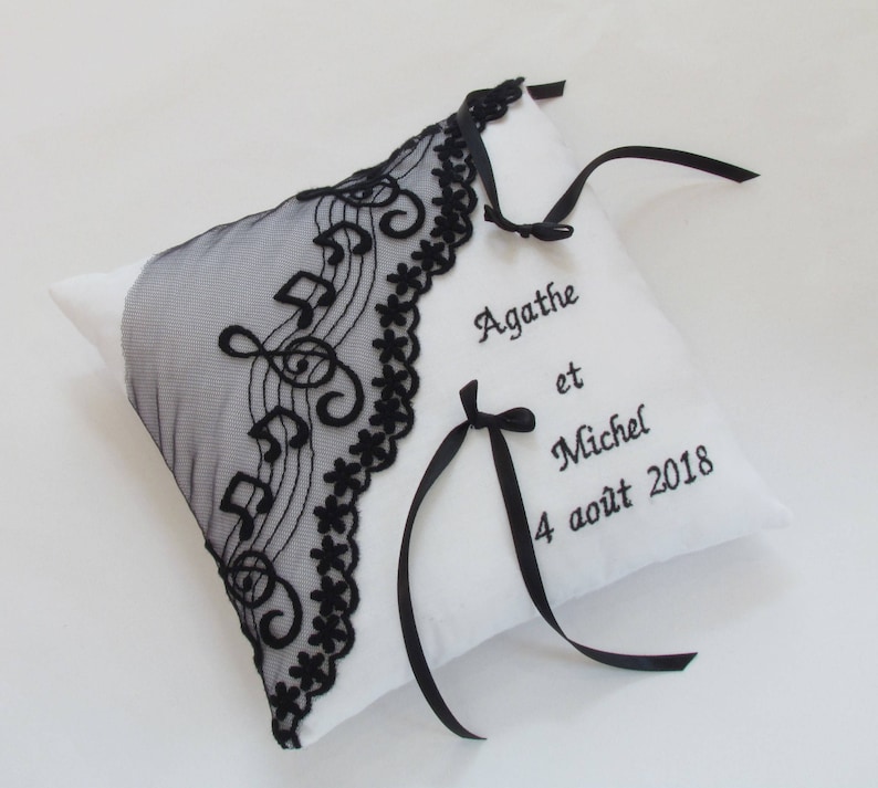 Porte alliance mariage noir et blanc coussin mariage dentelle thème musique coussin mariage brodé avec prénoms date Saperlipopette Création image 3