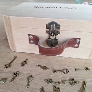 Vintage bronze heart padlock with its key and additional keys that do not open the padlock, wedding raffle game Saperlipopette Créations