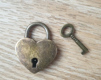 Heart padlock with its key and 40 additional keys (not opening the padlock), wedding raffle game Saperlipopette Creation