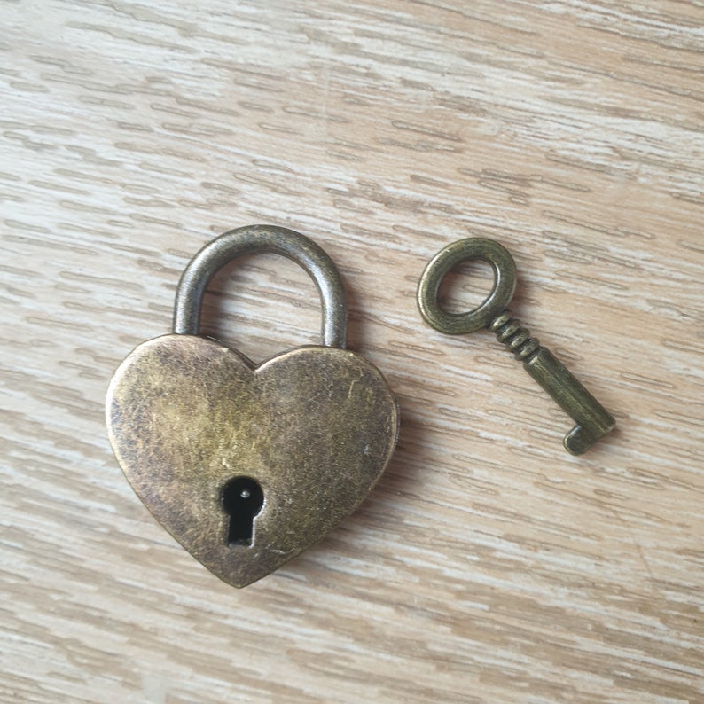 Cadenas cœur avec sa clé et 40 clés supplémentaires n'ouvrant pas le cadenas, jeu tombola mariage Saperlipopette Création image 1