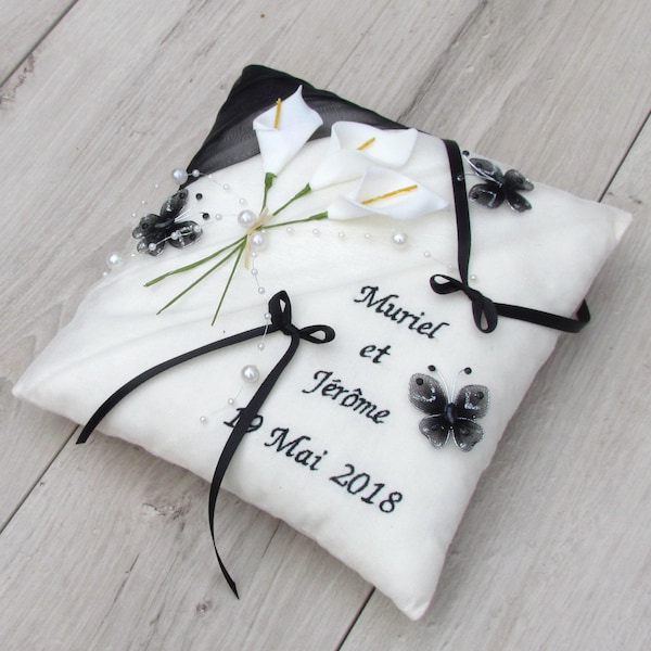 Coussin alliances, mariage noir et ivoire décor papillons fleurs, 3 arums brodé à vos prénoms et date, Saperlipopette Création