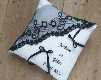 Porte alliance mariage noir et blanc coussin mariage dentelle thème musique coussin mariage brodé avec prénoms date Saperlipopette Création