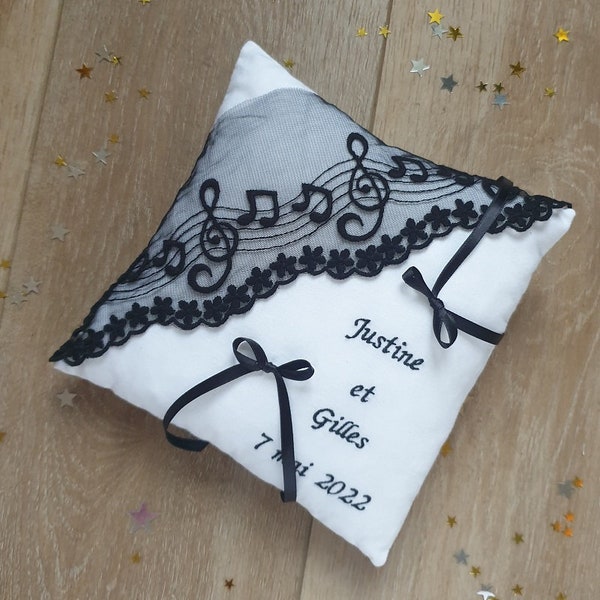 Porte alliance mariage noir et blanc coussin mariage dentelle thème musique coussin mariage brodé avec prénoms date Saperlipopette Création