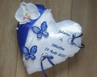 Coussin d'alliances mariage bleu roi et blanc, forme cœur, thème papillon, orchidée