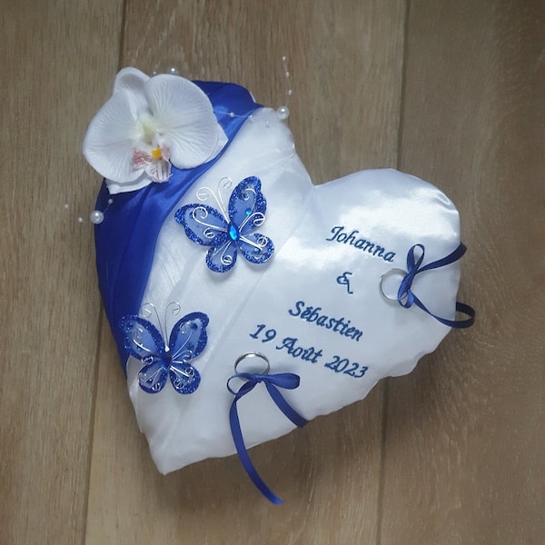 Coussin d'alliances mariage bleu roi et blanc, forme cœur, thème papillon, orchidée