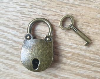 Vintage padlock with its key and 20 additional keys (not opening the padlock), Saperlipopette Création wedding raffle game