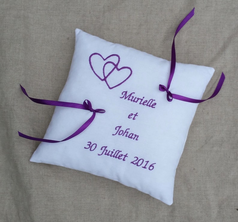 Embroidered white and grey wedding pillow hearts intertwined with your name embroidered Saperlipopette Creation