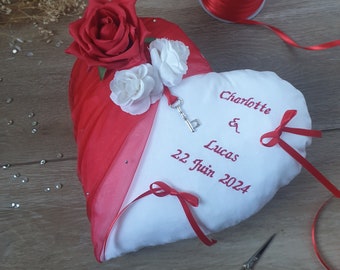 Coussin alliances cœur brodé, décor mariage rouge, cadeau fiançailles personnalisé, thème amour passion  Saperlipopette Création