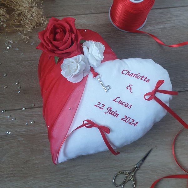 Coussin alliances cœur brodé, décor mariage rouge, cadeau fiançailles personnalisé, thème amour passion  Saperlipopette Création