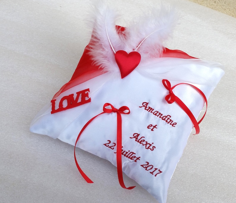 Coussin de mariage rouge et blanc thème Amour, personnalisé image 1