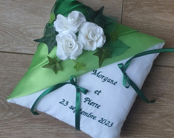 Coussin d'alliances mariage vert décor nature roses blanche et lierre, personnalisé