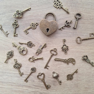 Heart padlock with its key and 20 additional keys (not opening the padlock), Saperlipopette Créations wedding raffle game