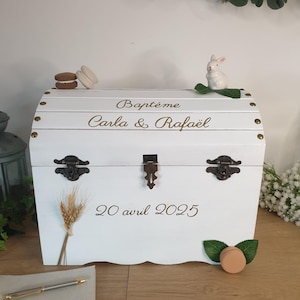 Urne baptême personnalisée, tirelire naissance, décor lapin, macaron et papillon , avec cadenas, Saperlipopette Création