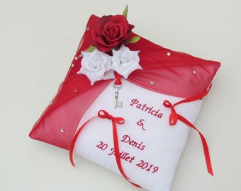 Coussin alliance rouge, décor mariage cœur et roses blanche, personnalisé