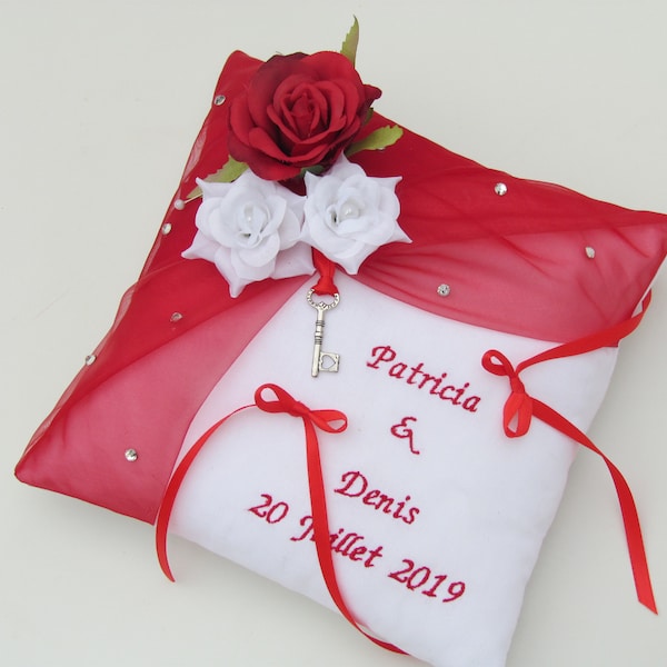 Coussin alliance rouge, décor mariage cœur et roses blanche, personnalisé