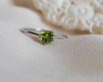 Peridot Ring •  Silver Peridot Ring • Peridot Jewelry •  Birthday Gifts for Her•  Mom Gifts • Friend Gift • August Birthday Gift