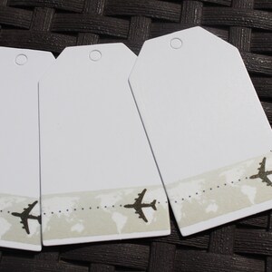 COLLECTION VOYAGES : 125 étiquettes 7 x 4 cm décorés d'un masking tape avion fond gris