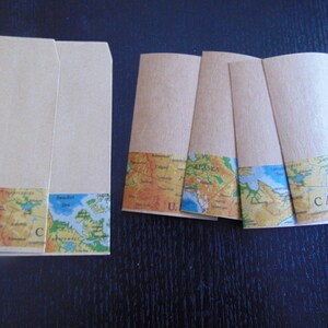 COLLECTION VOYAGES  : 55 pochettes  kraft  et 55 cartons décorés de cartes géographiques