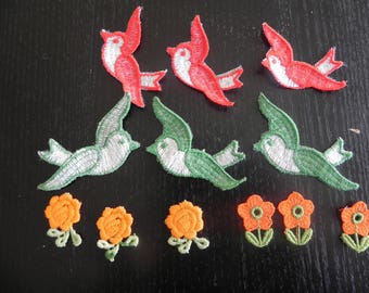 50 appliques en coton :  oiseaux rouges,  verts, et  fleurs oranges  MODELES ASSORTIS