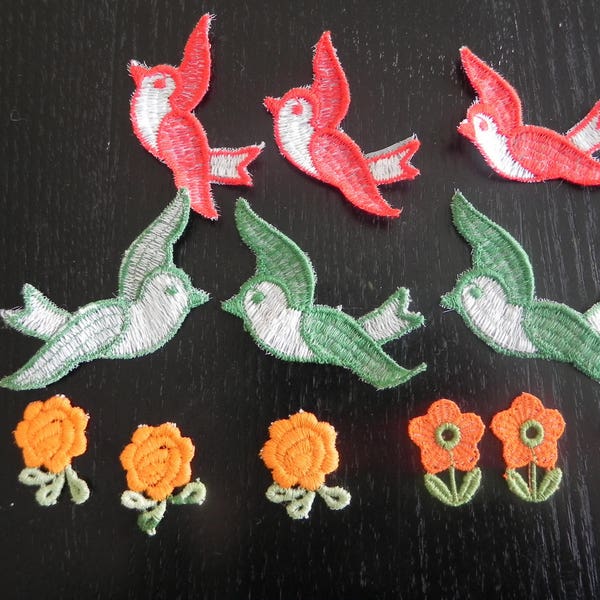 50 appliques en coton :  oiseaux rouges,  verts, et  fleurs oranges  MODELES ASSORTIS