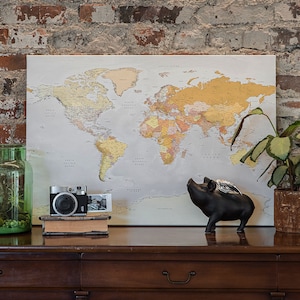 Carte du monde sur toile / Carte à épingles push sur toile / 100 épingles à pousser gratuitement / carte détaillée sur toile tendue sur cadre en bois / cadeau de mariage pour lui