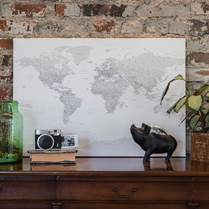 Mappa del mondo su tela/Mappa a spilla su tela/100 puntini gratuiti/Mappa dettagliata su tela tesa su cornice di legno/ Regalo di pensionamento per lui