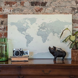 Mappa del mondo altamente dettagliata su tela / Mappa push pin su tela / 100 puntini gratuiti / PRONTI DA APPENDERE / Regalo per il 22 ° compleanno per lui / Mappa di viaggio