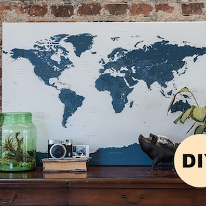 Affiche de toile de carte du monde haute détaillée DIY - Carte de voyage à punaises poussées - Affiche de toile roulée | 100 broches incluses | Pour l’encadrement et l’étirement