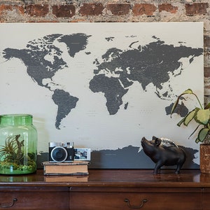 Carte du monde sur toile avec épingles / pin board pour les lieux visités- 100 épingles push incluses / Carte très détaillée sur toile tendue sur cadre en bois /