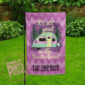 Può includere: Una bandiera da giardino a chevron rosa e verde con un'illustrazione di camper e il testo "It's all good in the trailerhood THE LOSSAS".