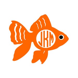 Könnte beinhalten: Orangefarbene Silhouette eines Goldfisches mit einem weißen Kreis in der Mitte, in dem die Buchstaben JKM stehen. Der Goldfisch hat ein schwarzes Auge.