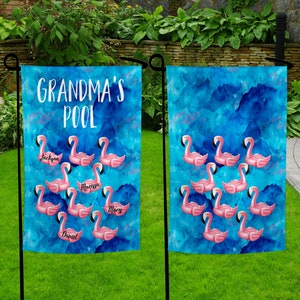 Puede incluir: Una bandera de jardín azul y blanca con el texto "Grandma's Pool" y flotadores de piscina de flamenco rosa con nombres escritos en ellos.