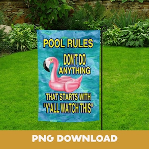 Puede incluir: Una bandera de jardín azul y blanca con un flotador de piscina de flamenco rosa. La bandera dice "Reglas de la piscina No hagas nada que empiece con "Y'all Watch This".