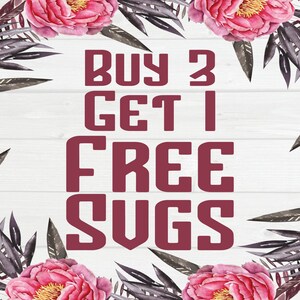 K&ouml;nnte beinhalten: Ein wei&szlig;er Holzgrund mit einem floralen Rand. Der Text "BUY 3 GET 1 FREE SVGS" ist in fetten, burgunderfarbenen Buchstaben geschrieben.