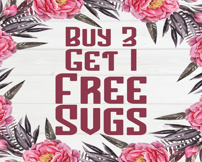 K&ouml;nnte beinhalten: Ein wei&szlig;er Holzgrund mit einem floralen Rand. Der Text "BUY 3 GET 1 FREE SVGS" ist in fetten, burgunderfarbenen Buchstaben geschrieben.