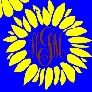 K&ouml;nnte beinhalten: Eine gelbe Sonnenblume mit braunen Monogramm-Initialen "HSM" in der Mitte vor einem blauen Hintergrund.