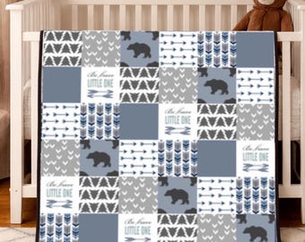 Edredón infantil de patchwork con diseño de oso del bosque para cuna.