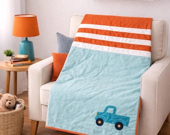 Manta de bebé niño con diseño de camioneta de 91 x 107 cm – Moderna manta de cuna en tonos aguamarina y naranja – Ropa de cama para bebé hecha a mano – Regalo de baby shower con apliques de camioneta