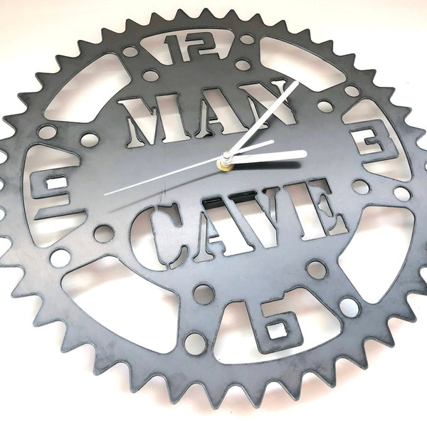 Man Cave Clock- Cadeau pour lui - Horloge en métal - Décor de garage - Décor de bureau - Fête des Pères - Enseigne de garage - Art mural en métal