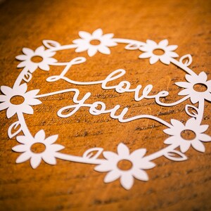 Ich liebe dich Daisy Chain Papierschnittvorlage, A4 Kunst gerahmt + Grußkarte, PDF zum Selberdrucken und Selbstschneiden, Anleitung kostenlos enthalten